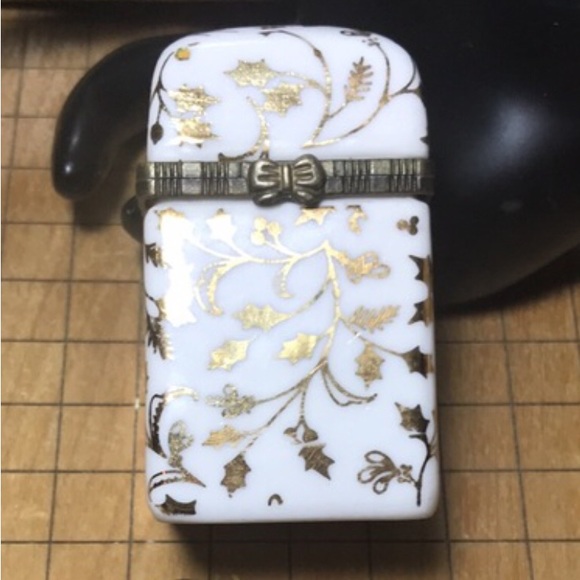 White with Gold Leaves and Berries Ceramic Trinket Box 2.5”Hx1.75”Wx1.75”D GVC - Picture 1 of 6